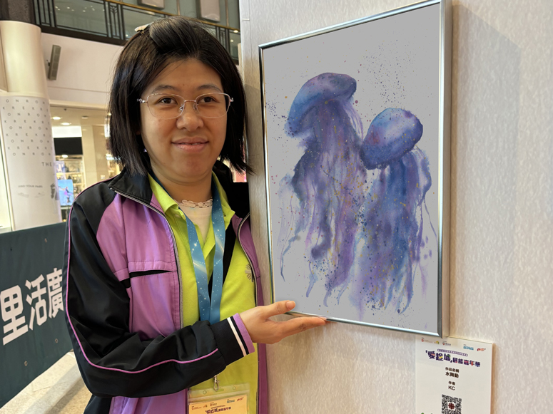 A jellyfish painting created by Boss KC showcases the wonderful combination of art and nature.
