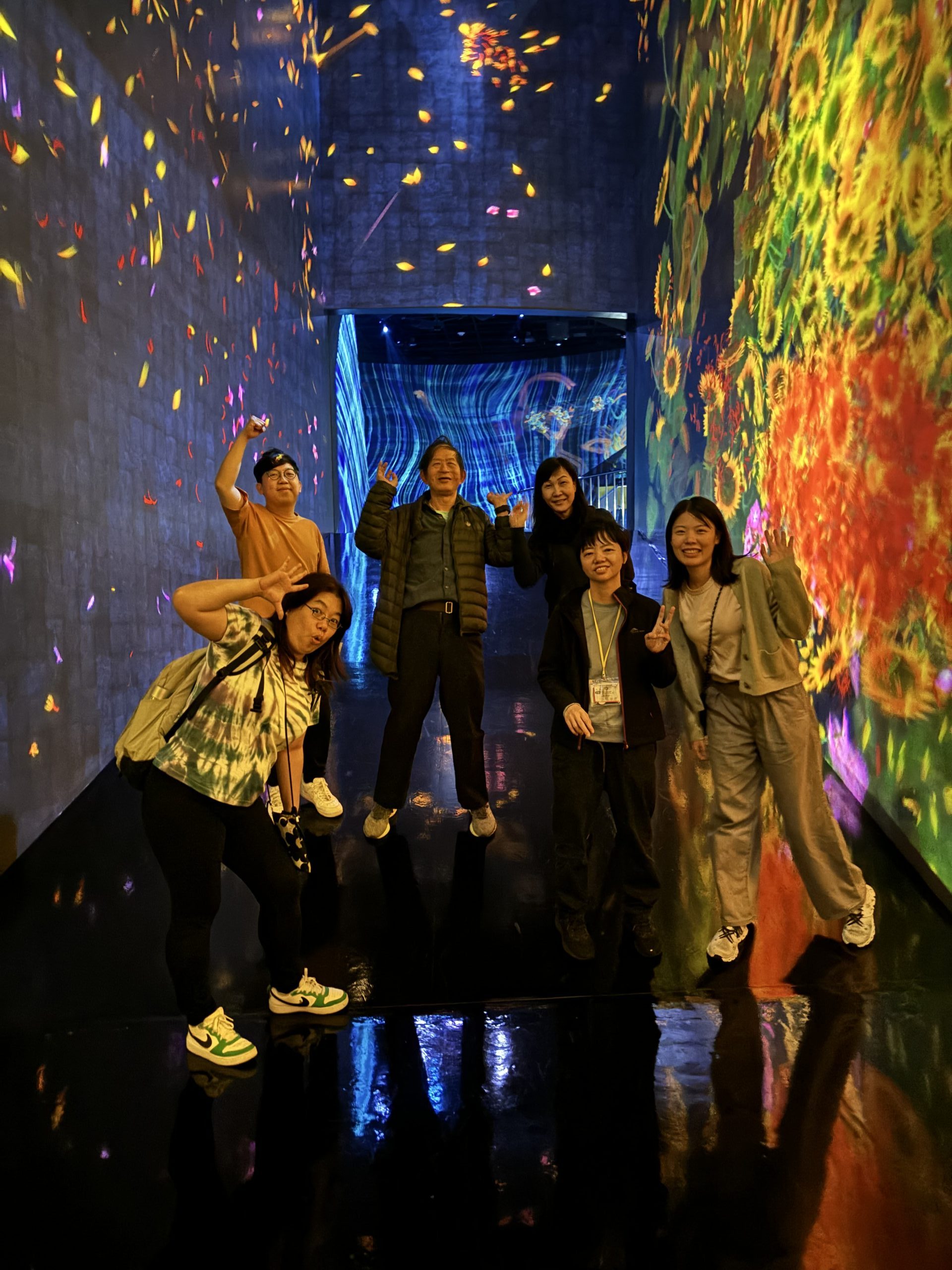 兩位老闆Mini和老闆潮文與職員一同參觀澳門超自然空間TeamLab，周圍環繞著五彩繽紛的燈光，營造出熱鬧的氛圍。