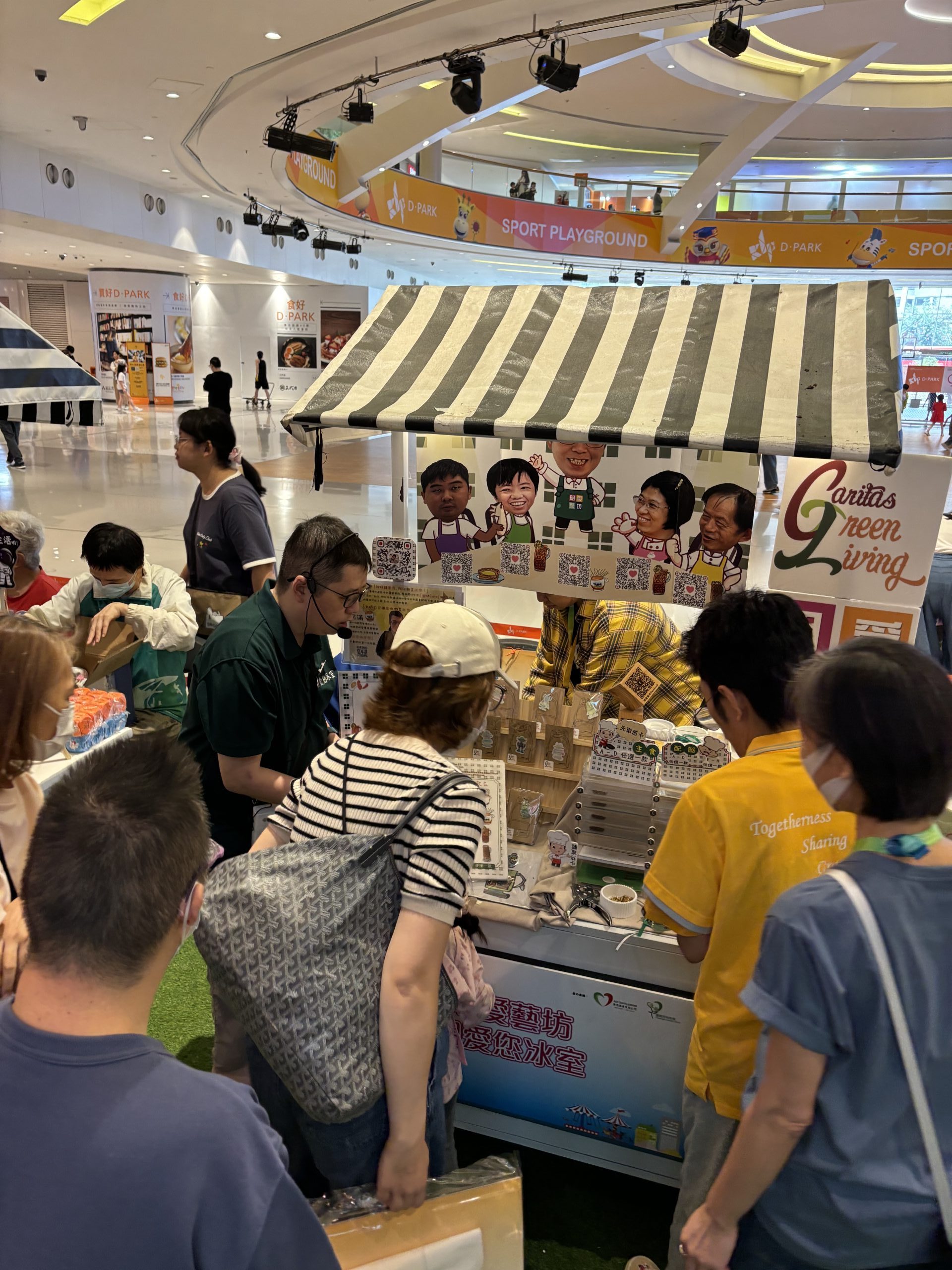 一名社區人士正在觀看餐牌上的食物圖，專注地揀選食物書籤。