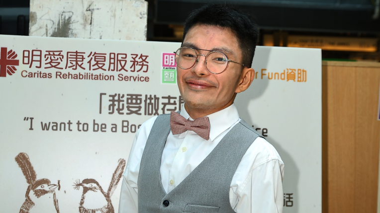 一位男士穿着背心和蝴蝶结领带,展现出优雅的风格与自信的气质。