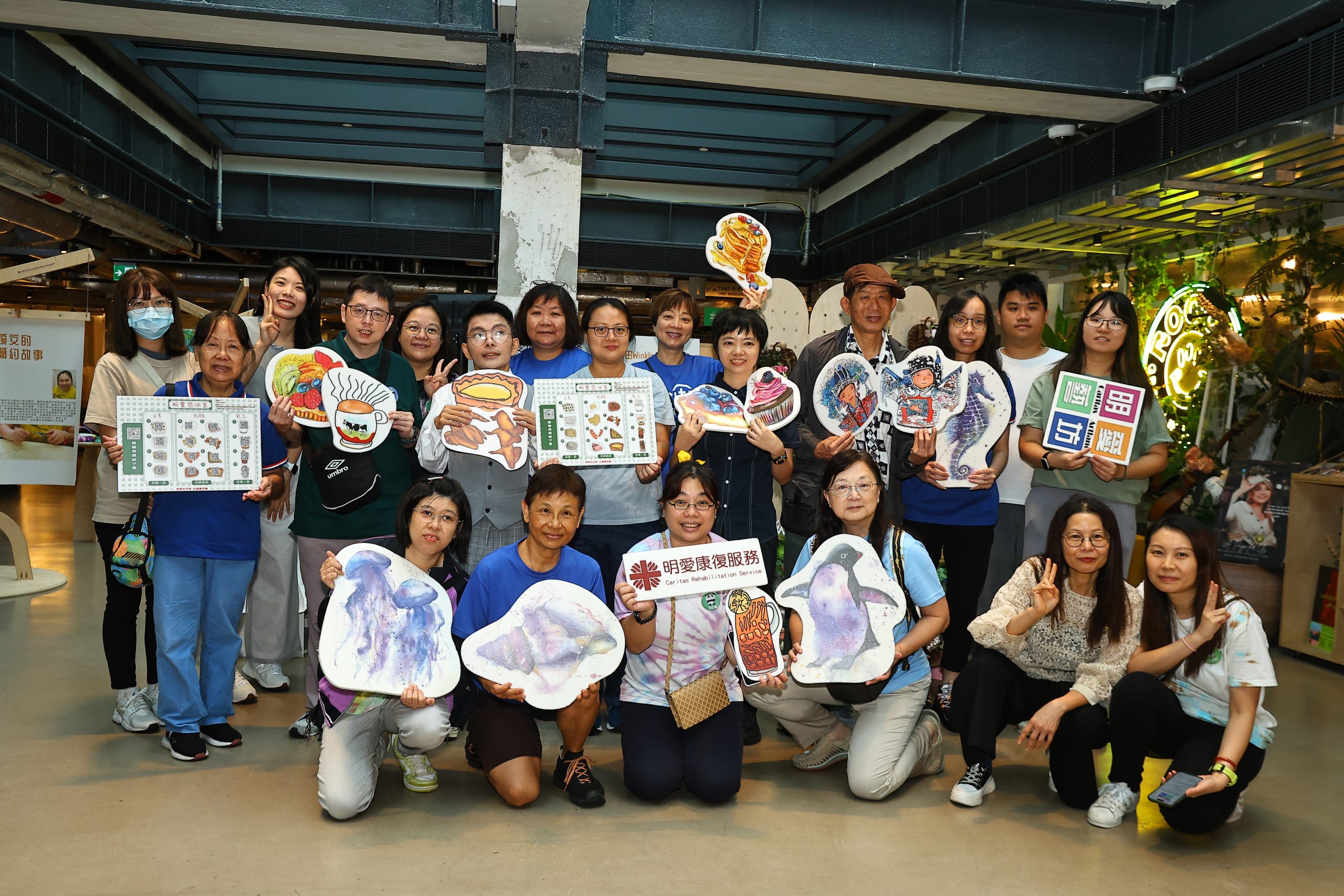 一眾會員、嘉賓、職員及義工在我要做老闆開業啟動禮及作品成果展佈置來一幅大合照。