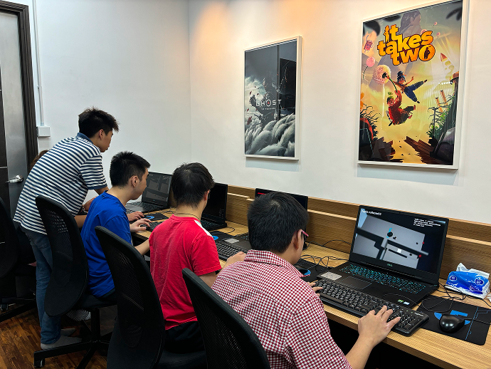 組員正試玩由樂言社學員設計的電腦遊戲。
