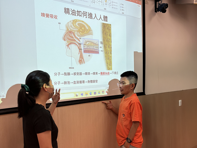老闆健仔正在由香薰老師教授香薰知識。