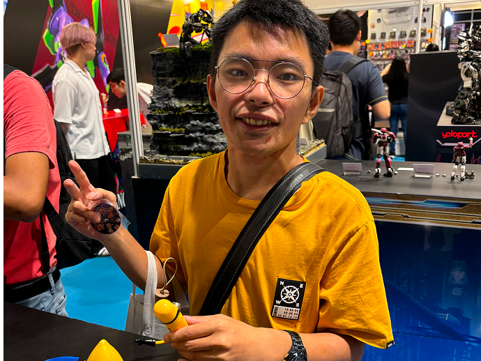 會員正在參與場內的桌面拼砌活動，面帶微笑，展現出愉悅的神情，