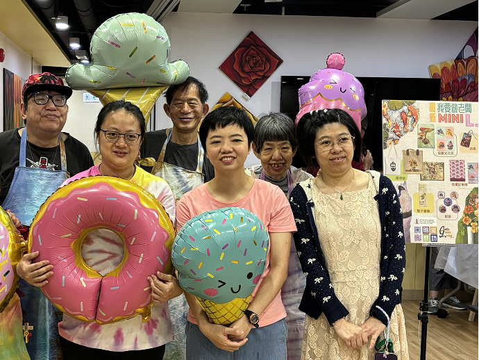 一眾智囊團與老闆Mini合照留念。