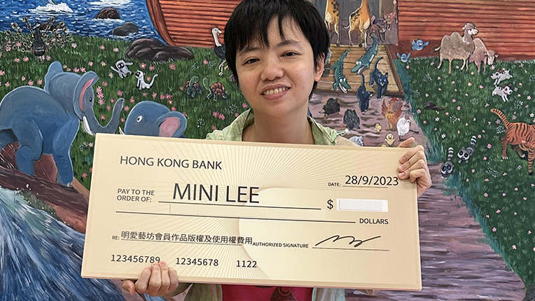 老板Mini手持一张金额巨大的支票，面带微笑，展现出惊喜与喜悦的神情。