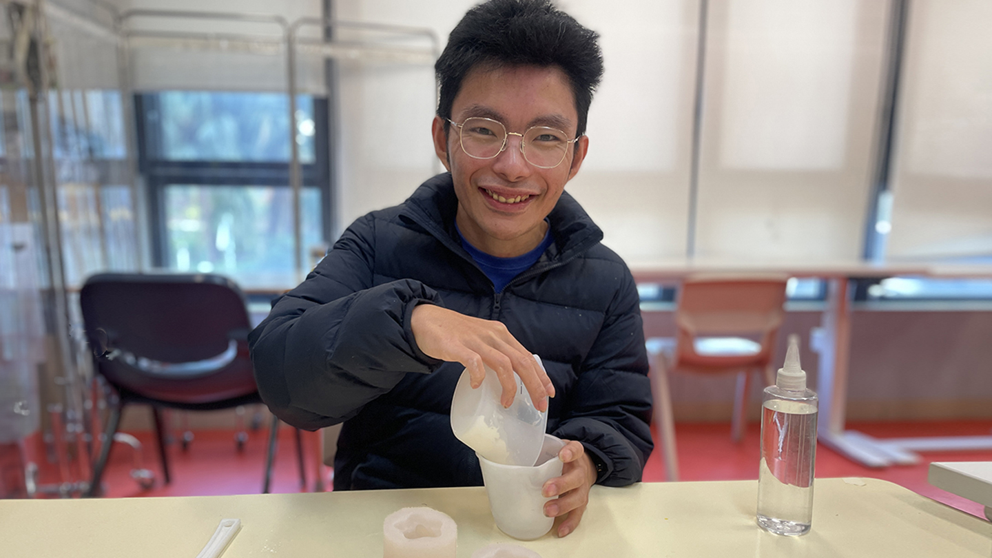 老板健仔微笑着,制作扩香石。